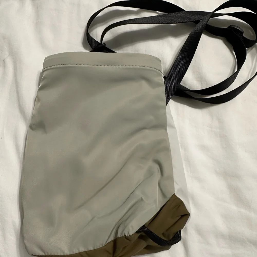 Waterbottle Crossbody - Picture 3 of 4